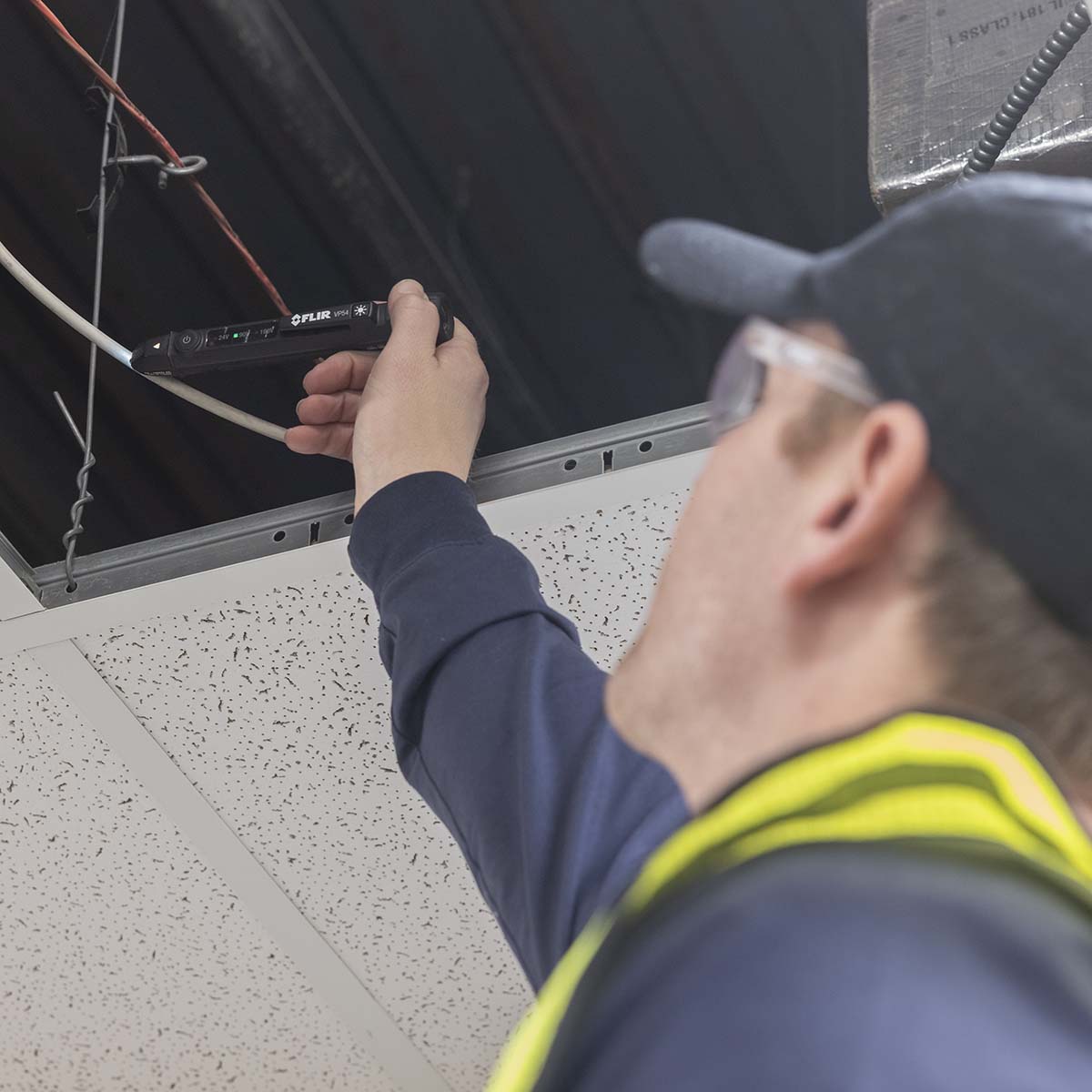 FLIR VP54 beröringsfri spänningsprovare, ficklampa, trippellarm CAT IV